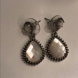 Kendra Scott Jewelry - Kendra Scott pearl drop earrings Kendra Scott Jewelry - Kendra Scott pearl drop earrings